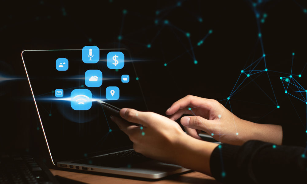 Equipe Ethernos trabalhando com tecnologia